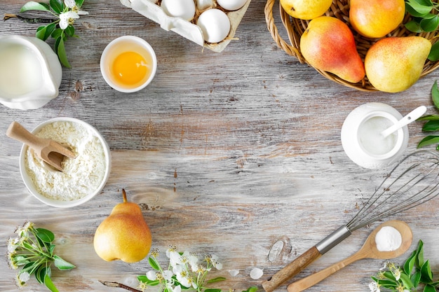 Stół kuchenny z naczyniami i składnikami